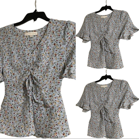 Monteau Tops - Size medium NWOT Junior’s floral top